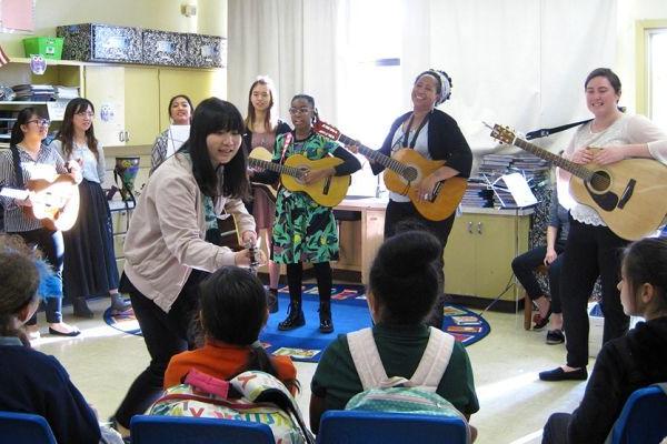 音乐治疗的学生给学生弹吉他