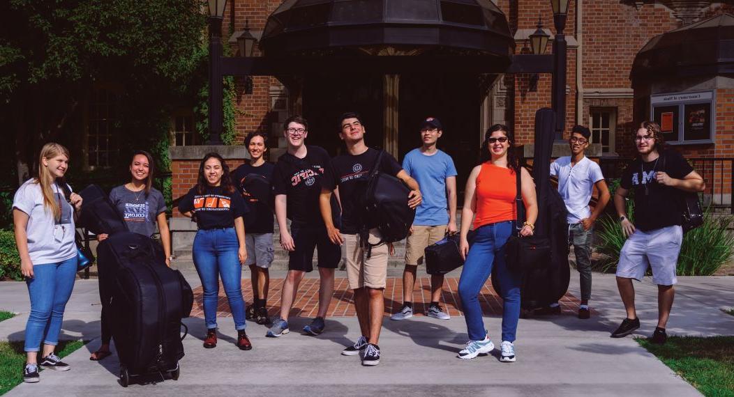 音乐系学生站在菲·斯帕诺斯音乐厅前