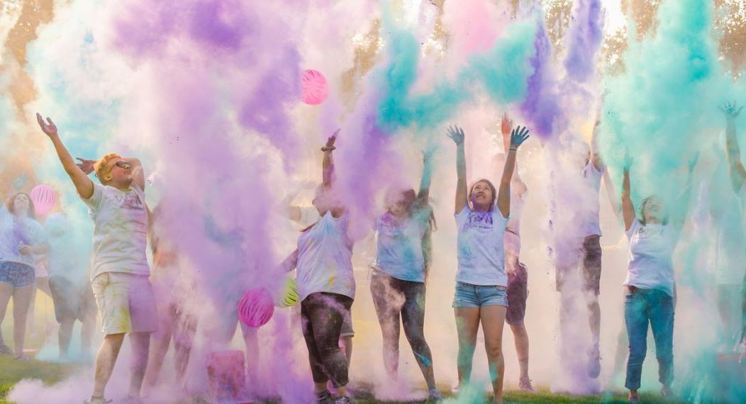 Students at the yearly color run during week of welcome.