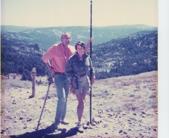 鲍勃和珍妮特·鲍威尔在山顶上